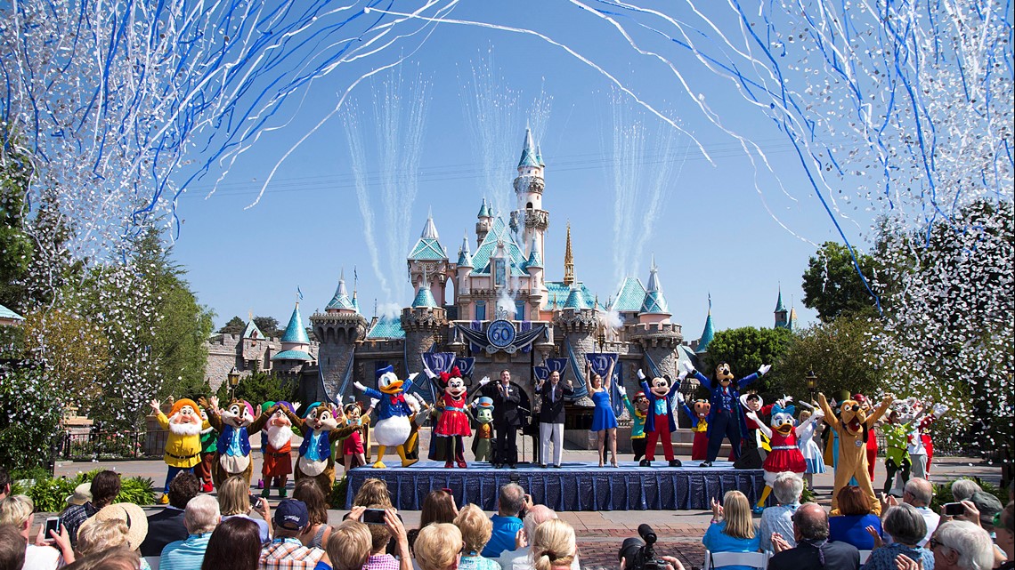 Hacks to save money at Disneyland and Disney World this year
