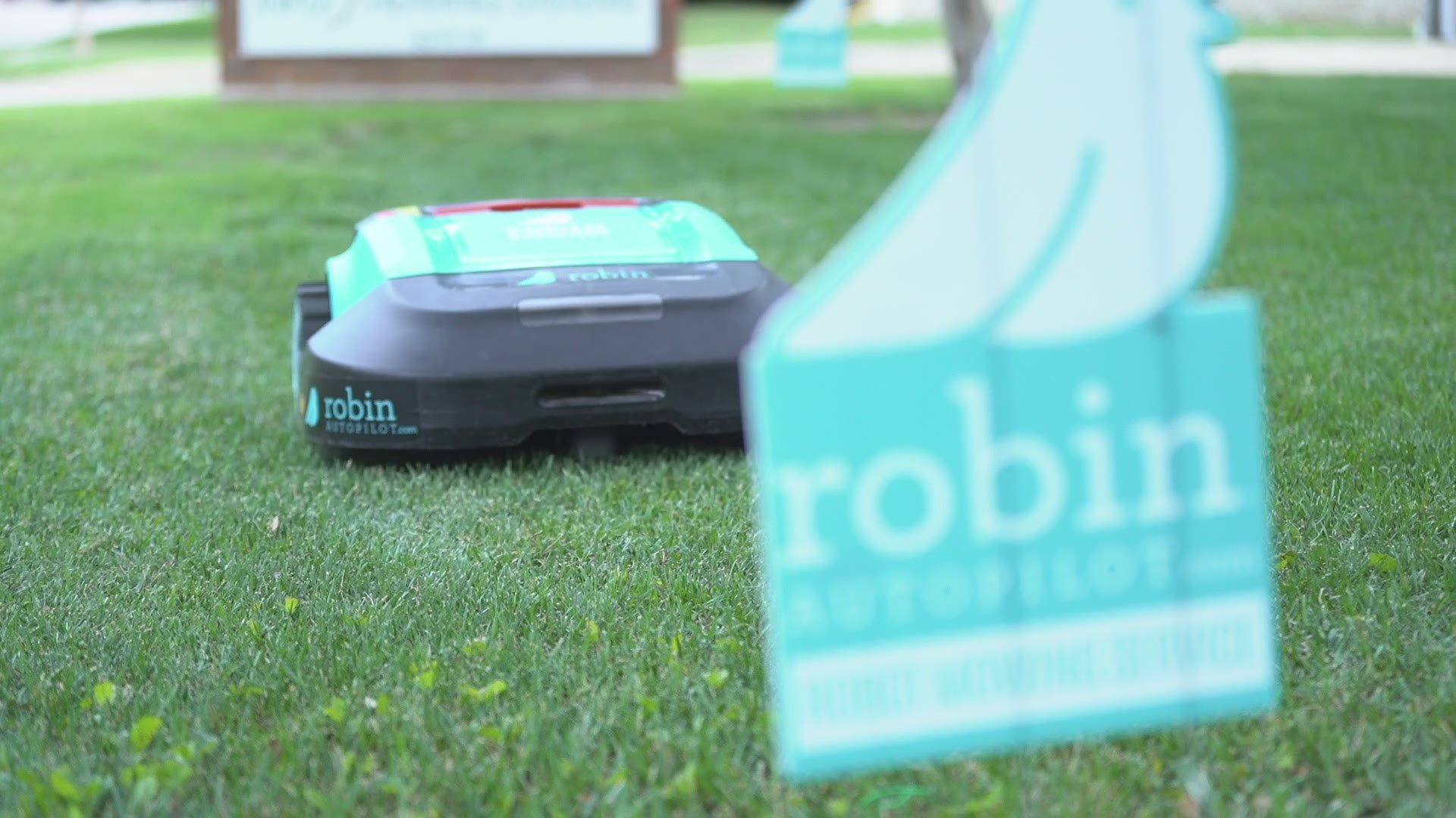 Get to know Dallas-based Robin Autopilot, the world's first robotic lawn care service. WFAA.com