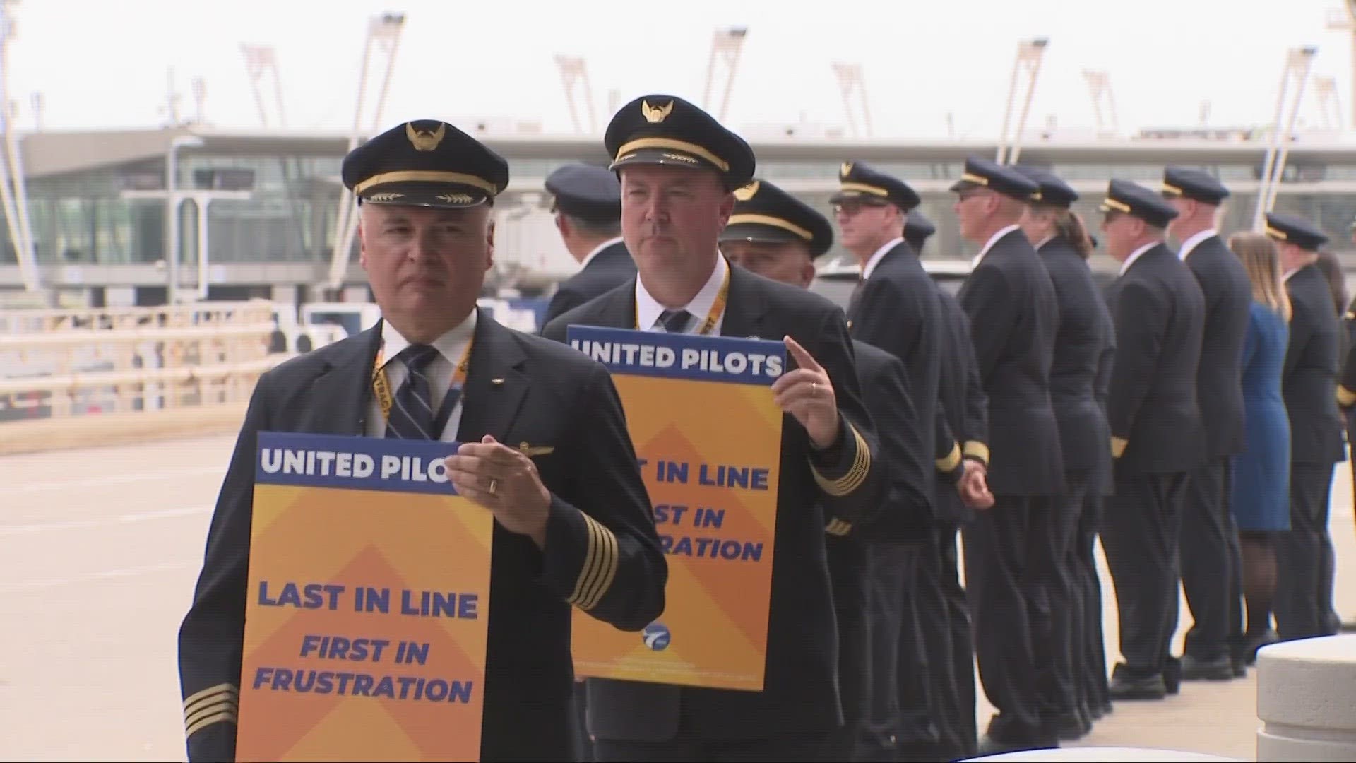 United Airlines pilots picket for higher pay | kgw.com
