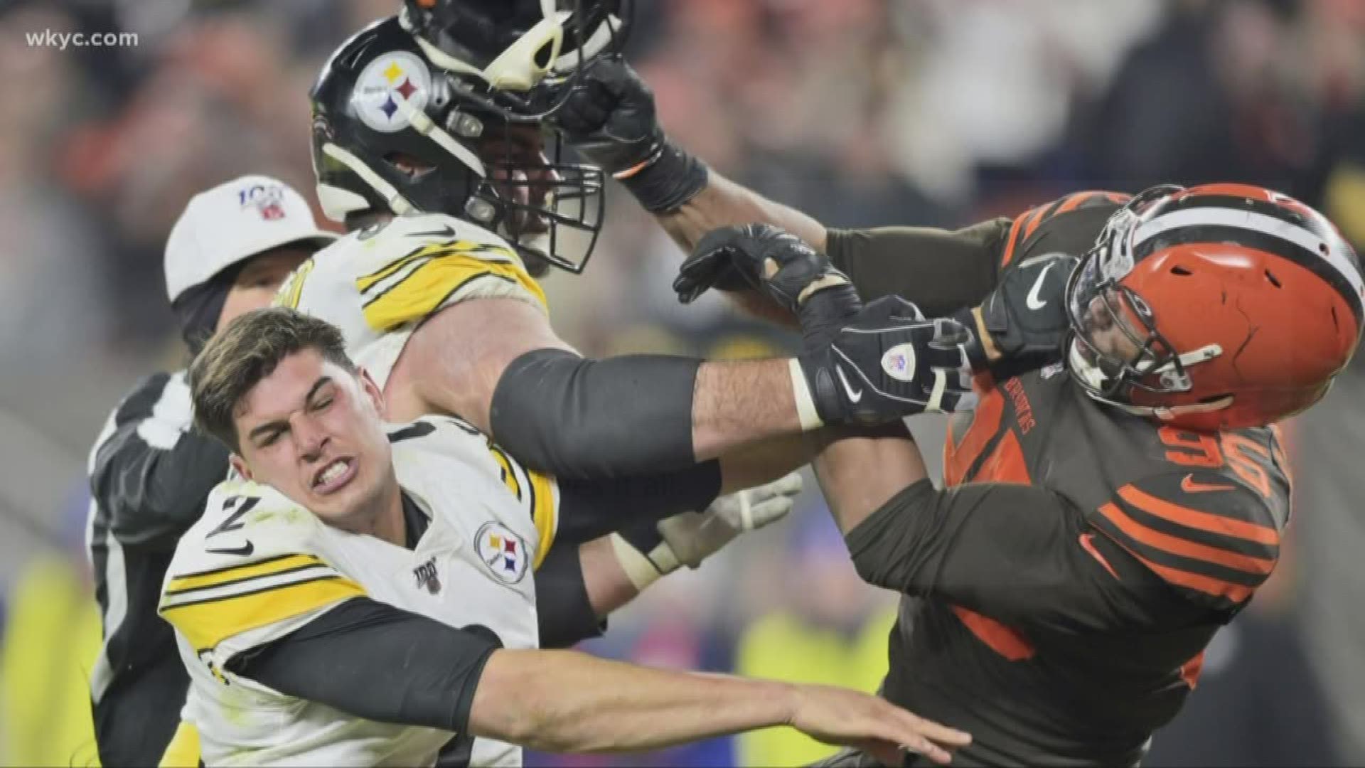 Watch: Browns' Garrett swings helmet at head of Steelers QB