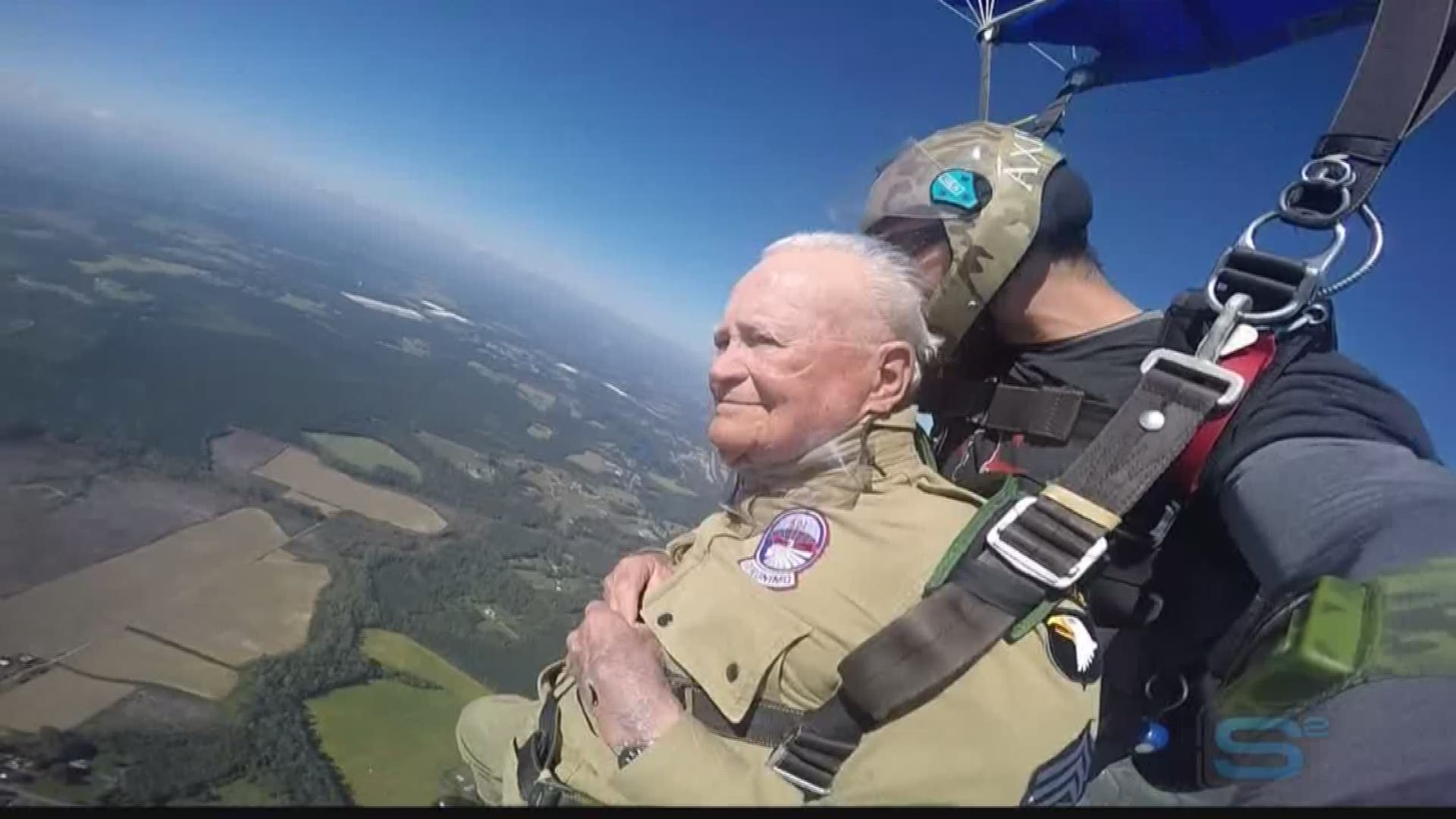 Wwii Vet Skydives In Suffolk For 95th Birthday Sets Record Kgw Com